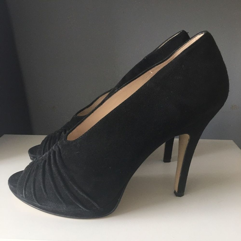 GUC Boutique 9 Black Suede Heels
